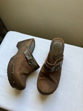 Y2K Vintage American Eagle Brown Suede
Clog Mules Chunky Platform Heel Size 7.5